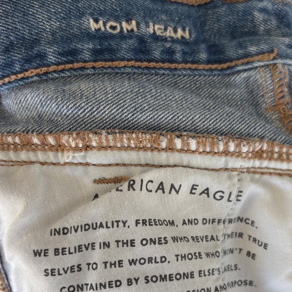 American Eagle Outfitters Mom Jean Acid Wash High Rise Straight Jeans sz 6 Short - Picture 7 of 8